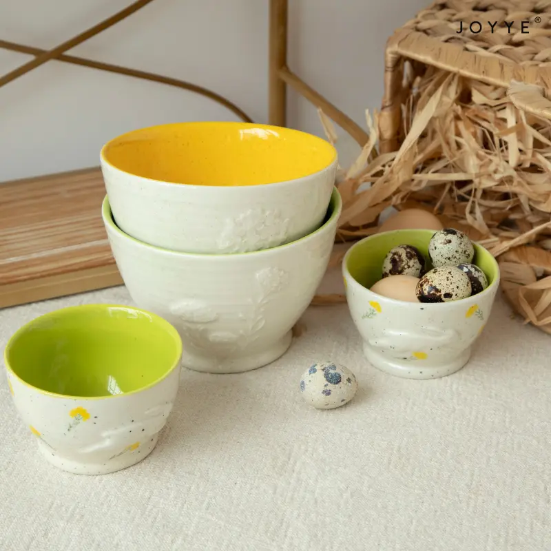 エンボス加工されたウサギの手描き花の陶器ボウル