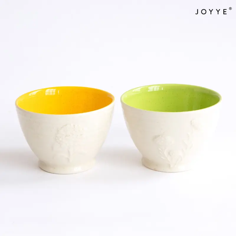 エンボス加工されたウサギの手描き花の陶器ボウル