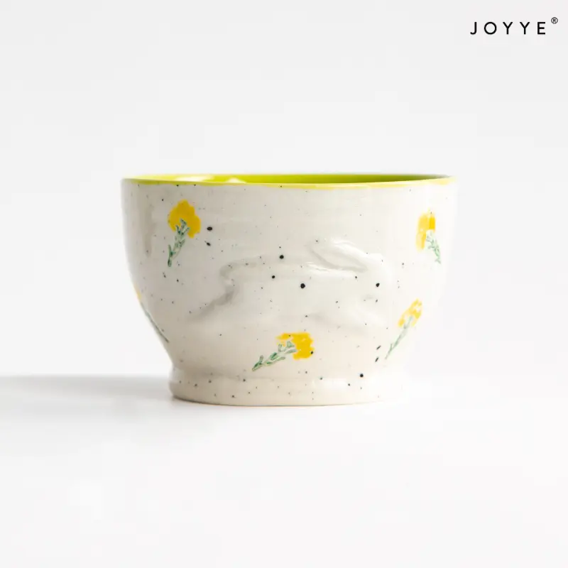 エンボス加工されたウサギの手描き花の陶器ボウル