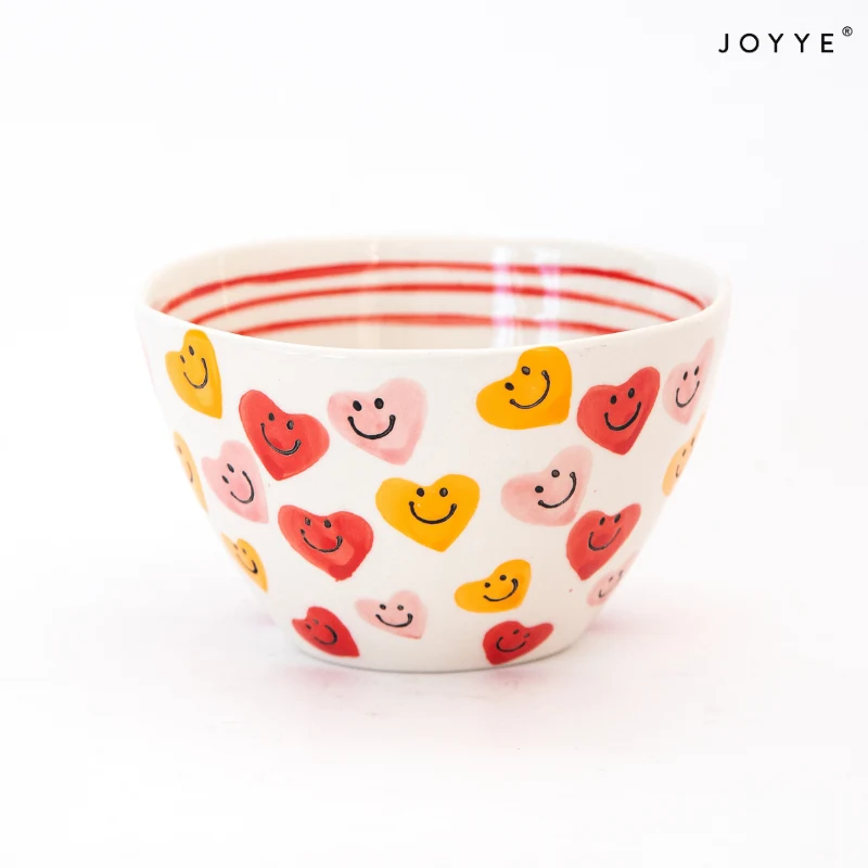 手描きの愛らしいハート柄の陶器ボウル