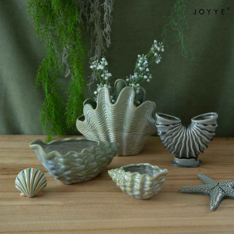 不規則な海のエンボス加工を施した陶器の花瓶