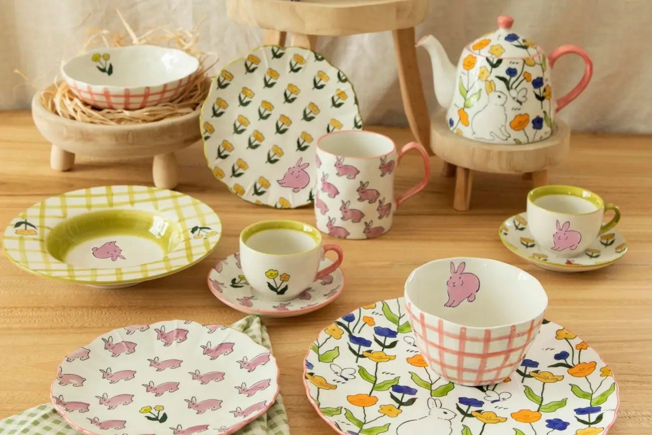 2025年の陶器食器のカラートレンド