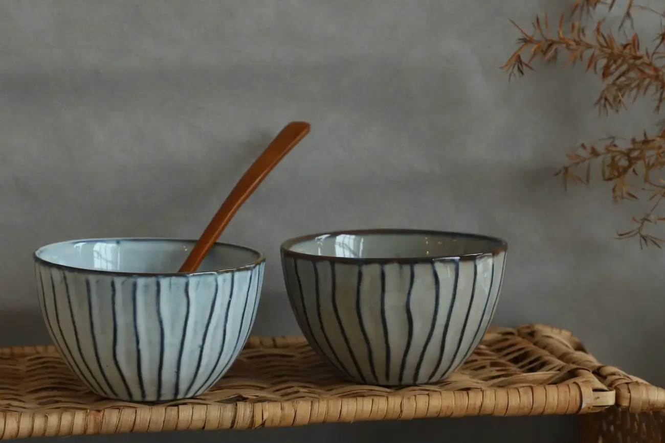 時代を超えた青と白の陶器装飾の芸術
